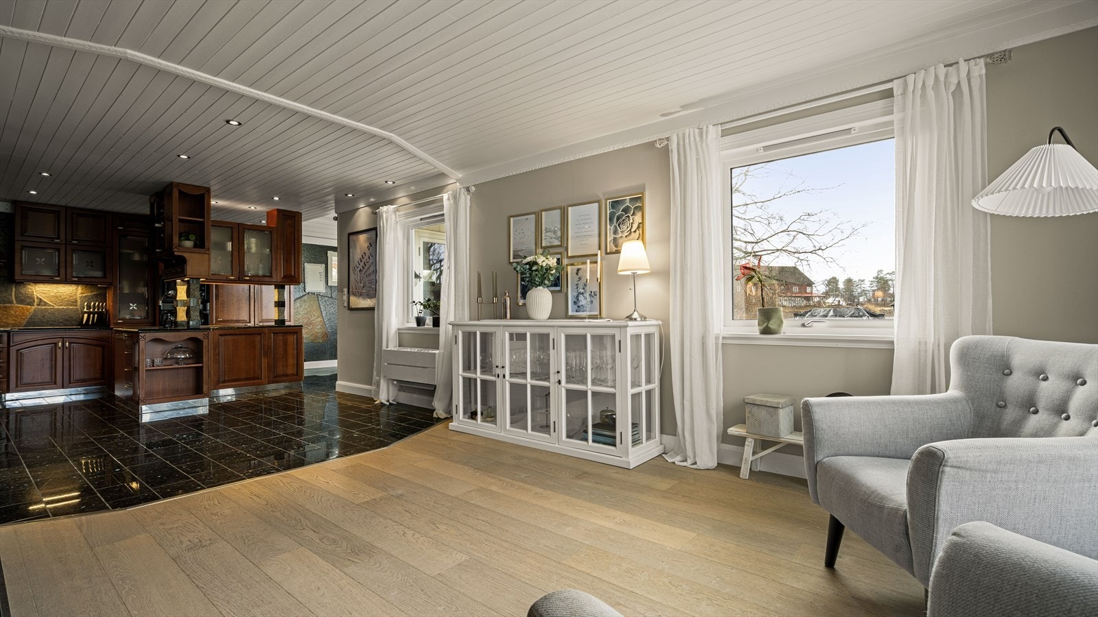 Her er det montert varmepumpe og det er vedovn Galleribilde