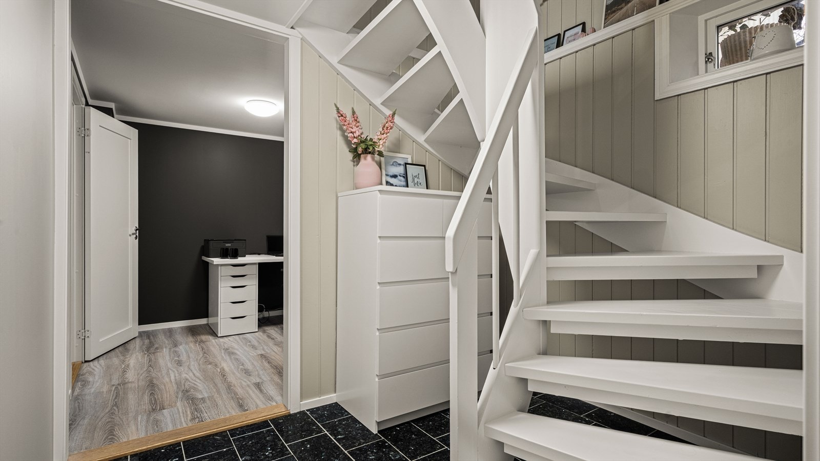 Mellomgang i u.etg. Galleribilde