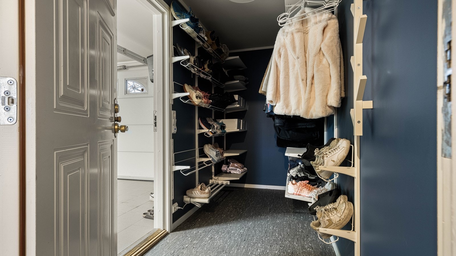 Her går man rett inn til den første garasjen - videre herfra kan man gå direkte til neste garasje Galleribilde