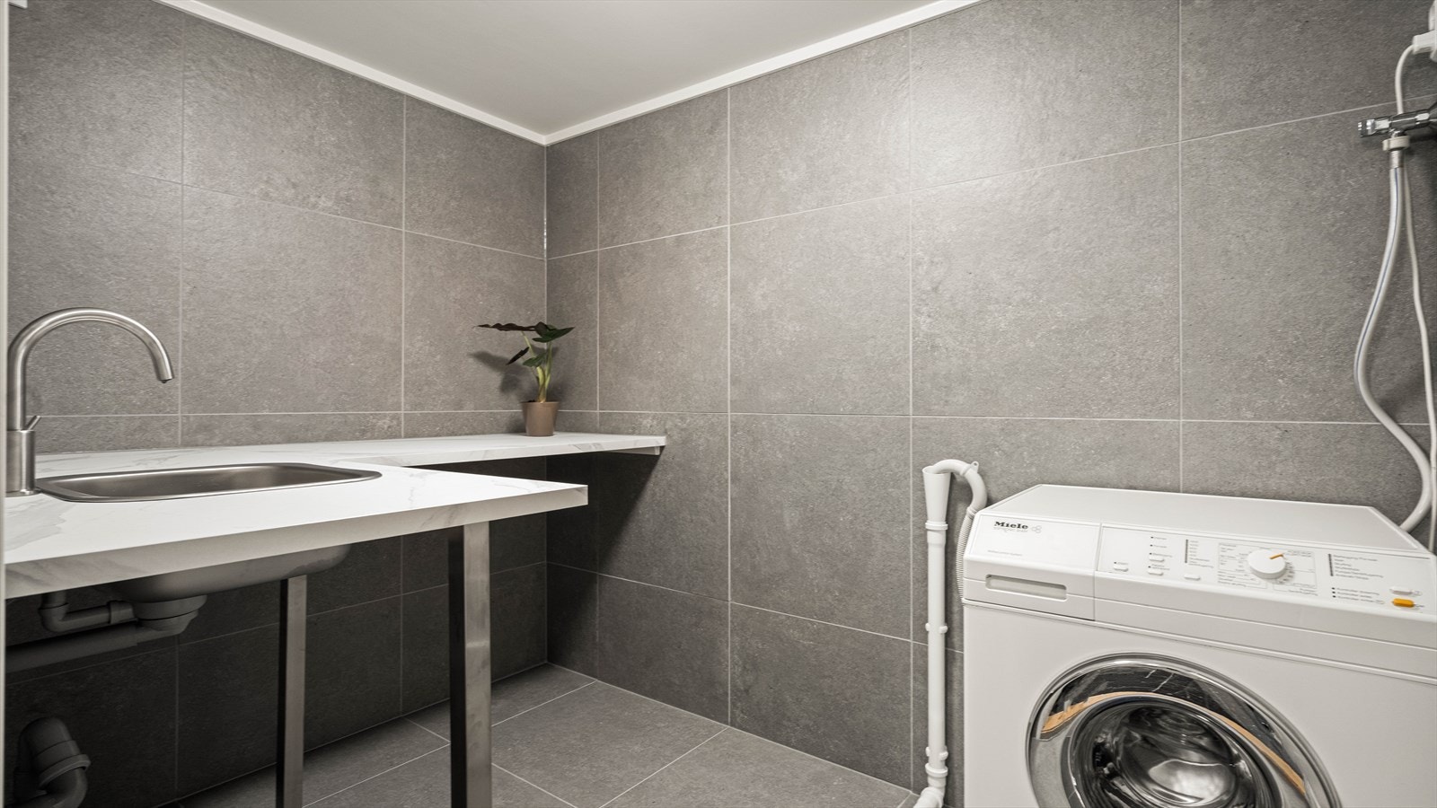 Vaskerom i u.etg. har flis fra gulv til tak og opplegg til vaskemaskin Galleribilde