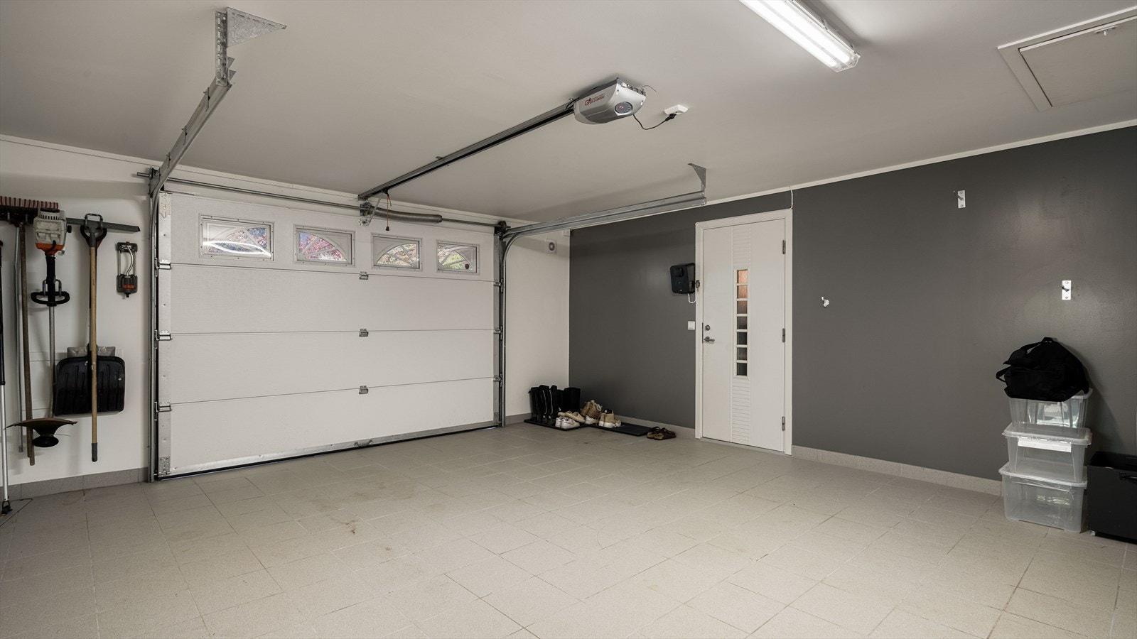 Garasjen er isolert og her er det elbil-lader Galleribilde