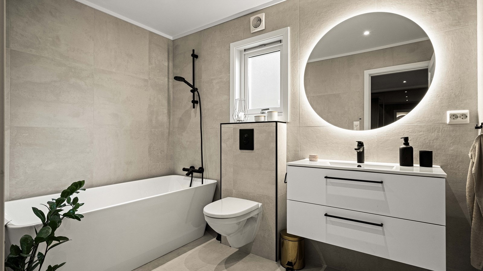 Bad i 1.etg. har flis fra gulv til tak samt varmekabler i gulv Galleribilde