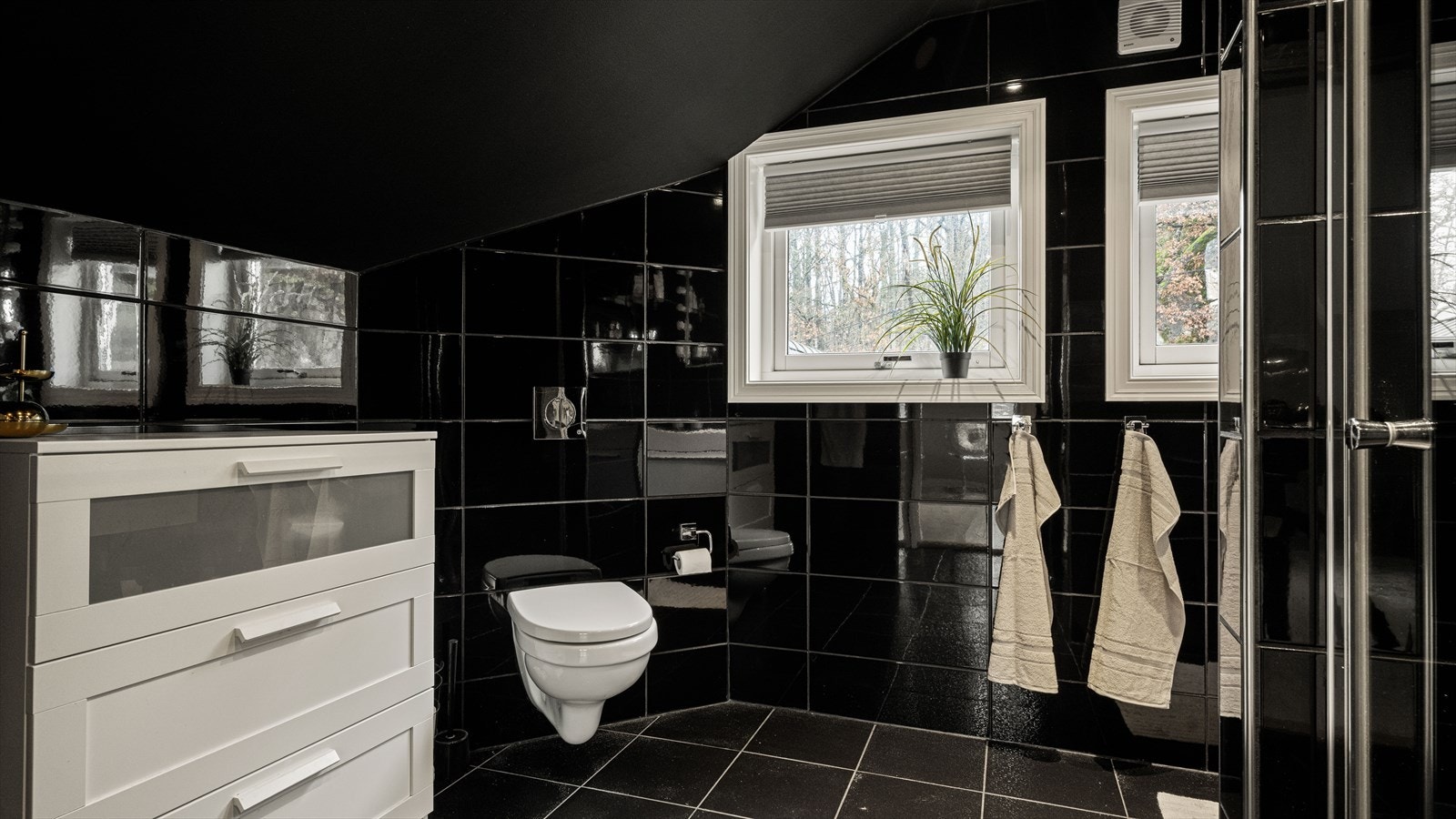 Her er det flis fra gulv til tak samt varmekabler Galleribilde