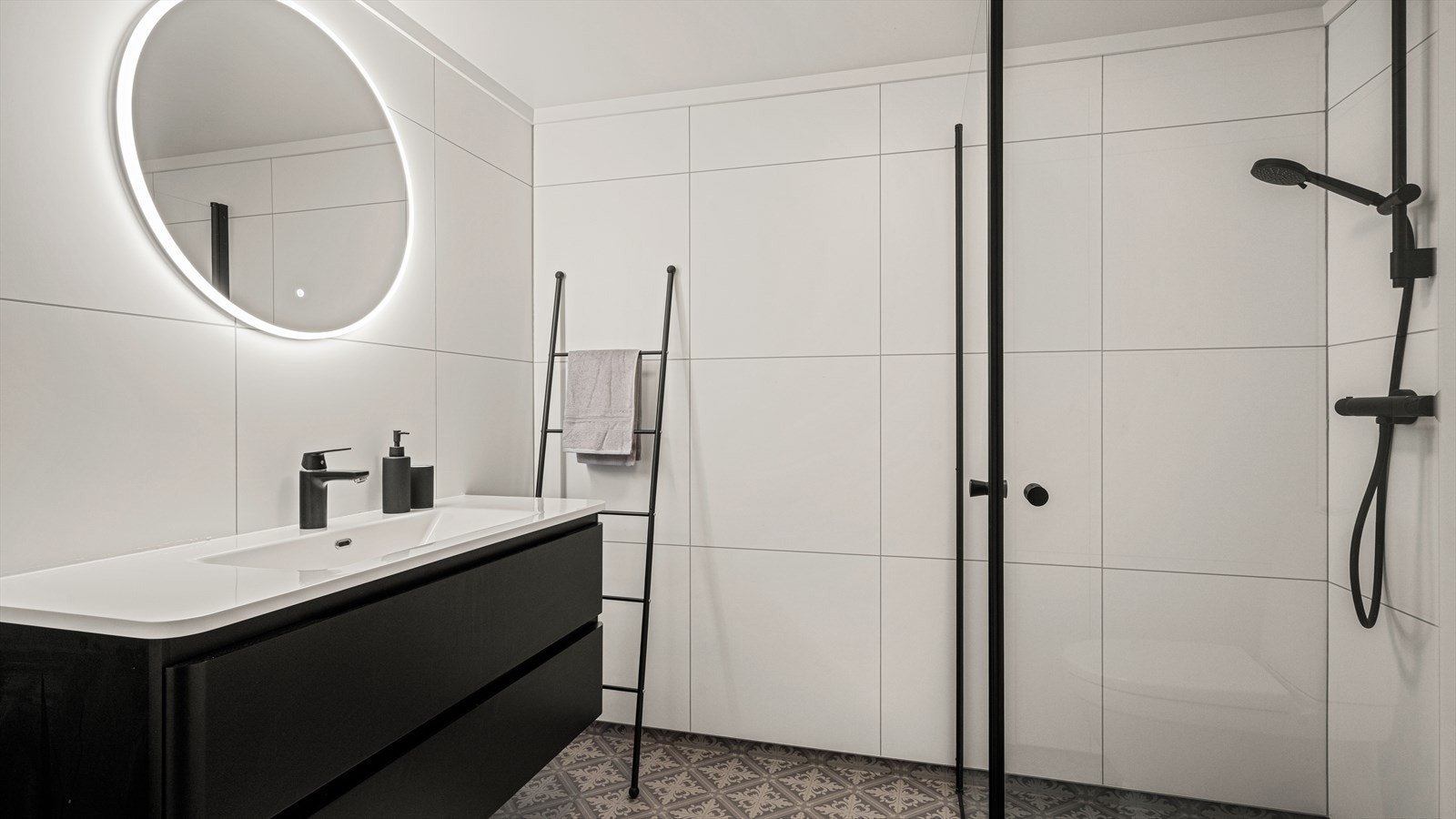 Bad i u.etg. har belegg på gulv og våtromspanel på vegger - her er det varmekabler Galleribilde