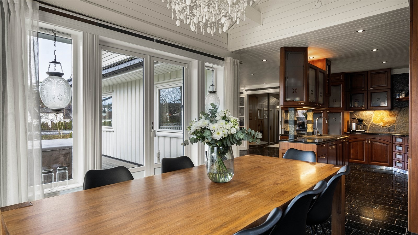 Kjøkkenet er innholdsrikt med god plass til spisebord Galleribilde