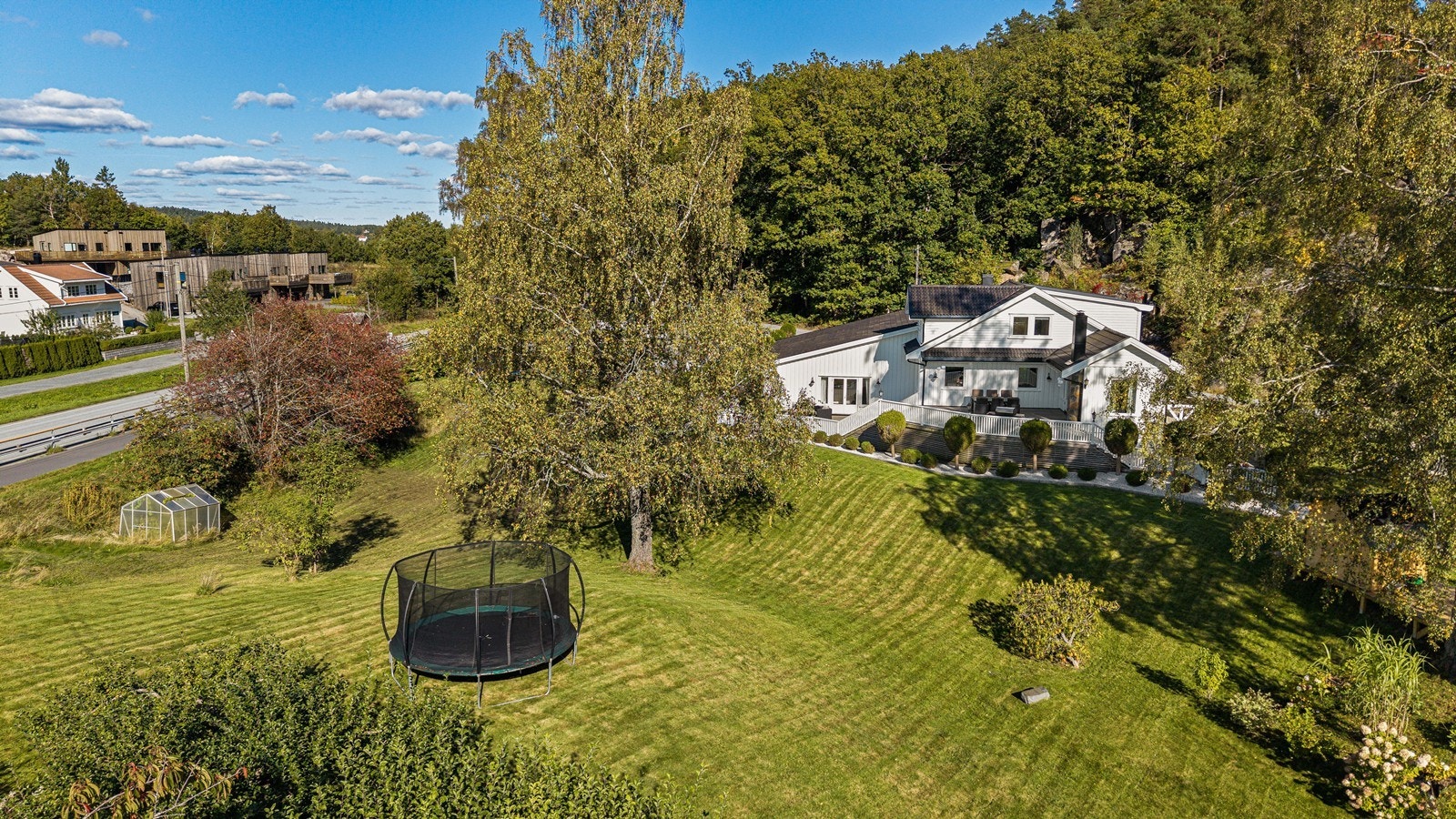 Romslig tomt med stor plen Galleribilde