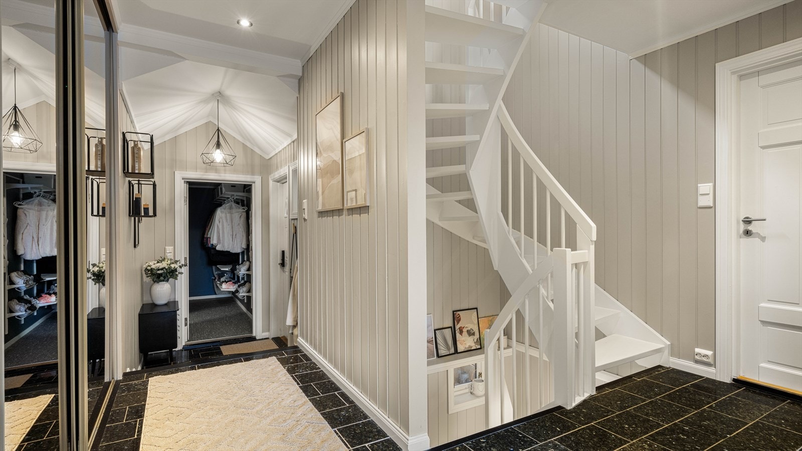 Her er det stor skyvedørsgarderobe Galleribilde