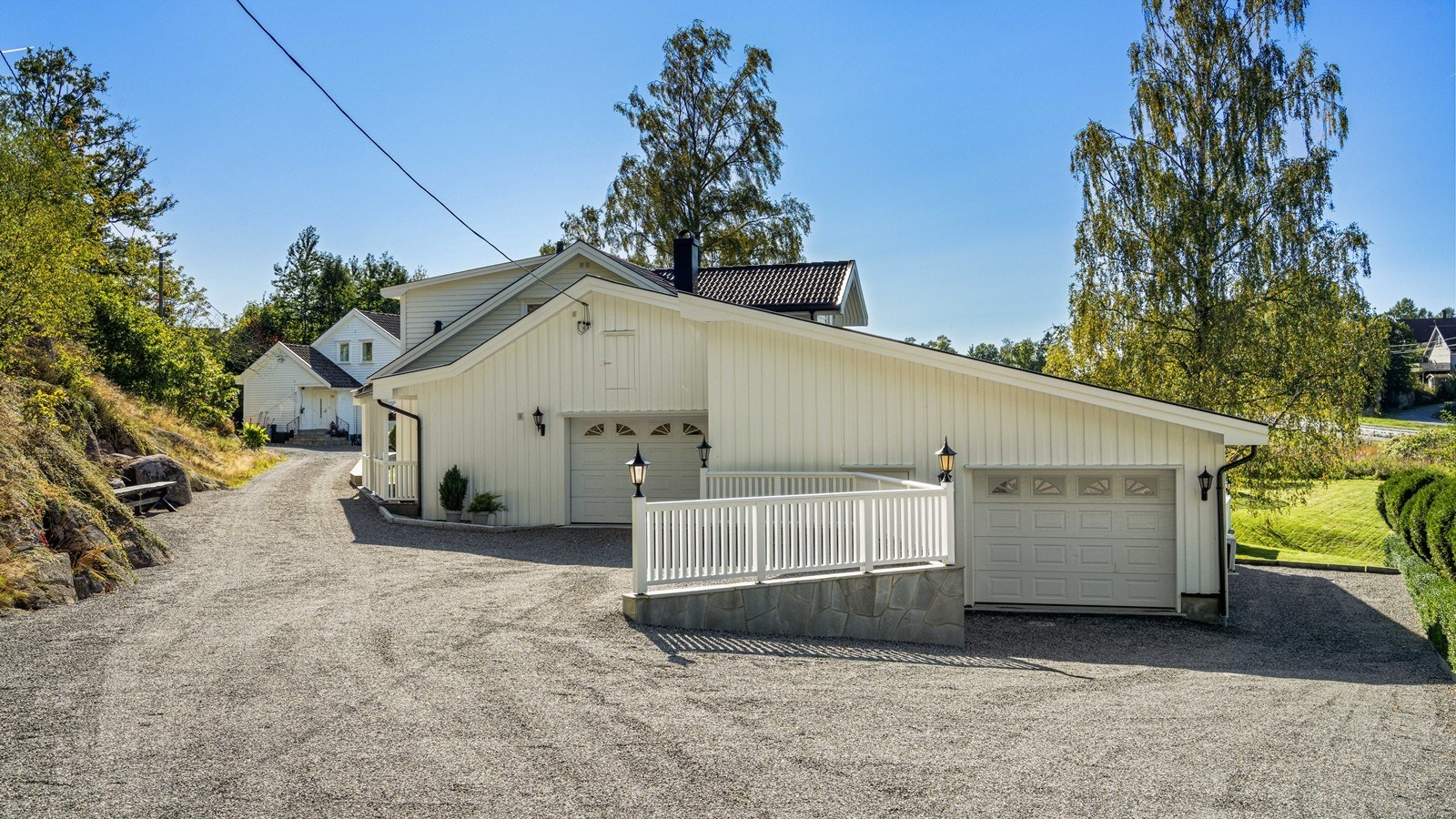 To romslige garasjer er integrert i boligen Galleribilde