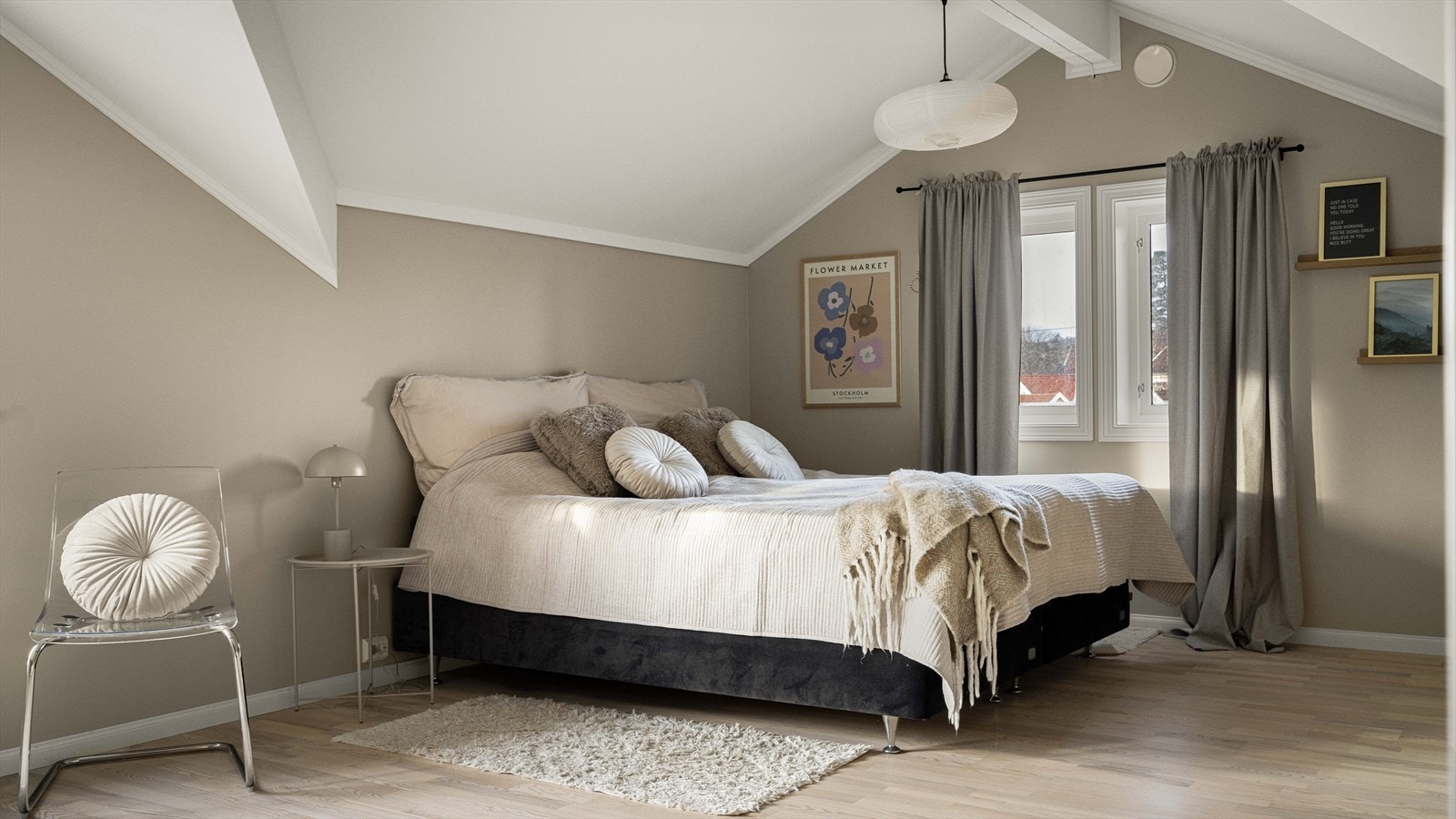 Flott soverom med gjennomlys fra vinduer på begge sider av rommet Galleribilde