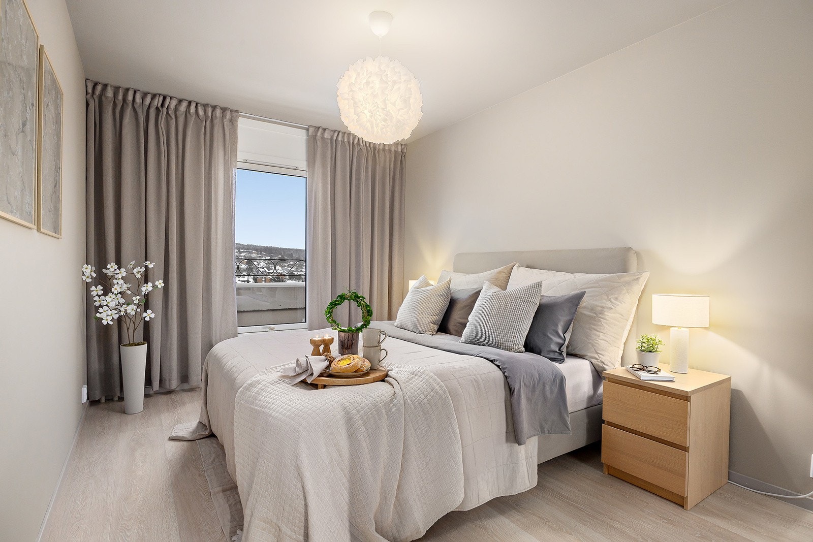 Hovedsoverom med god plass til dobbeltseng og nattbord. Galleribilde