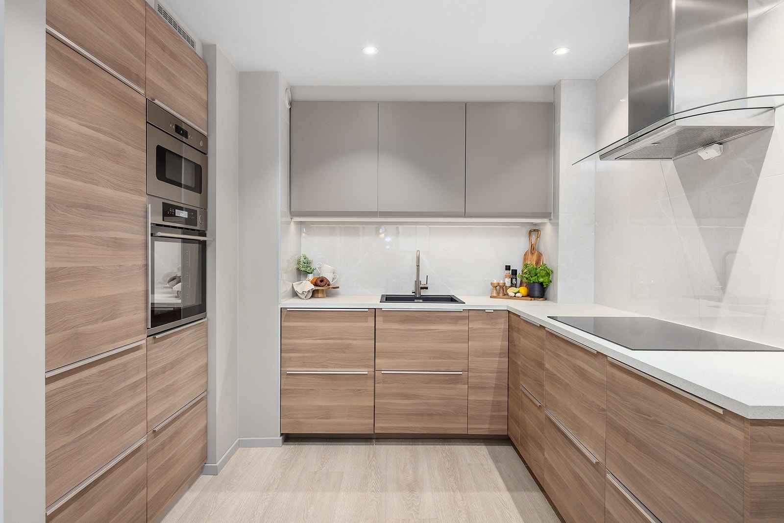 Moderne kjøkken med slette fronter og integrete hvitevarer. Galleribilde