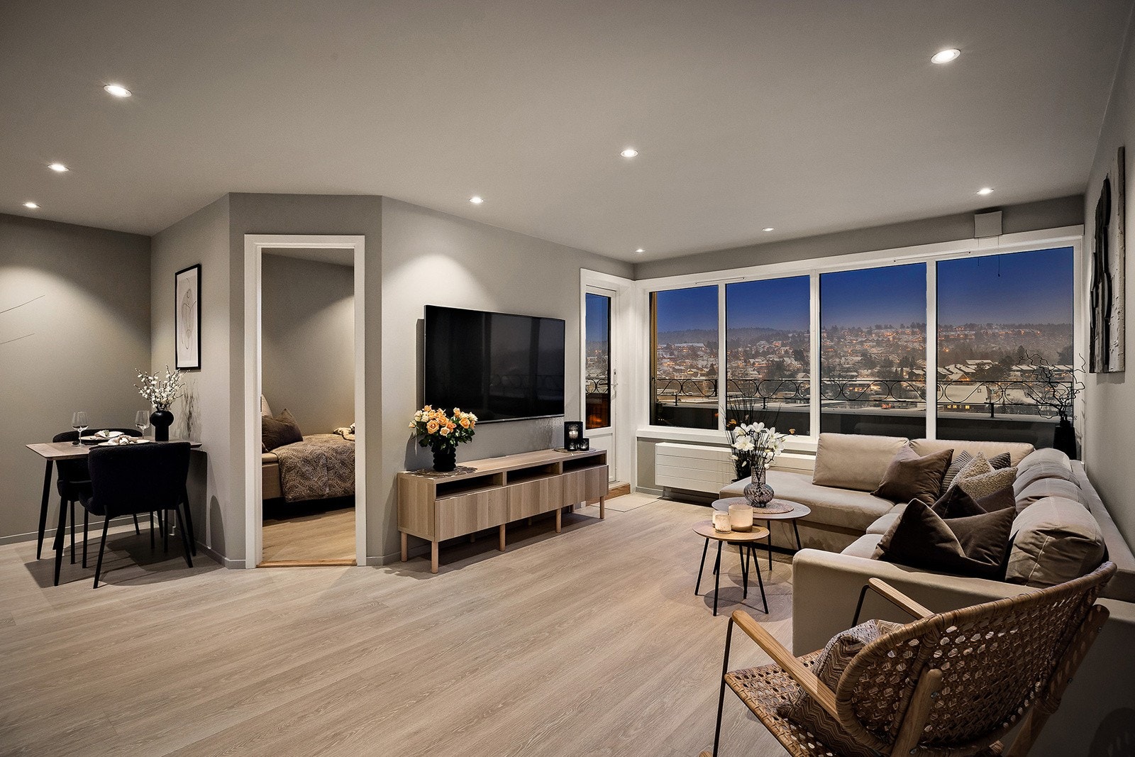 Naveed Iqbal v/OBOS Eiendomsmeglere har gleden av å presentere Nåkkves vei 5! Foto: Junaid Hanif Galleribilde