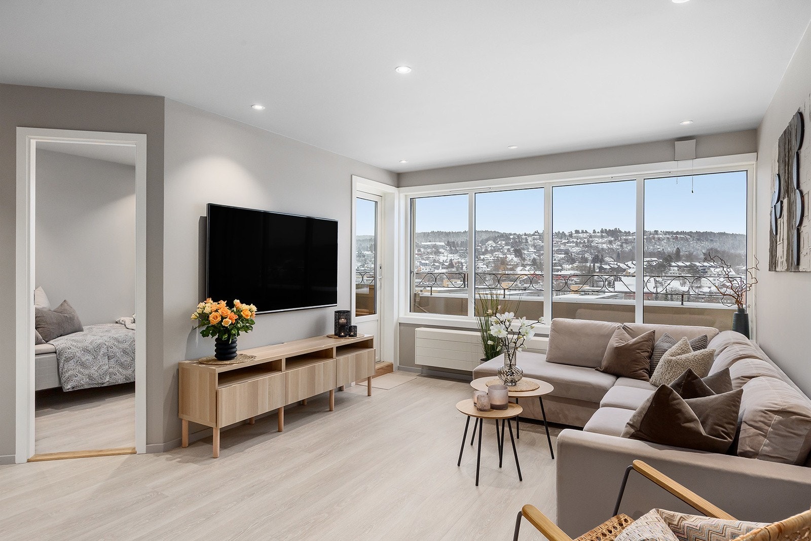 Moderne og innbydende stue med lyse vegger og god plass til sofagruppe. Galleribilde