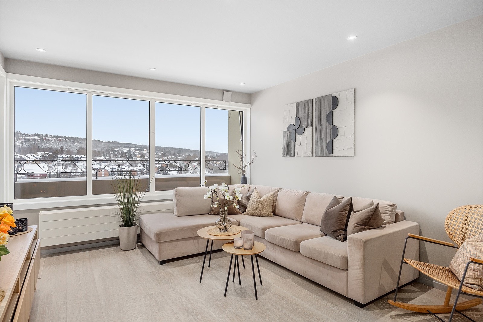 En lys og luftig stue, med store vindusoverflater som gir en luftigere romfølelse. Galleribilde