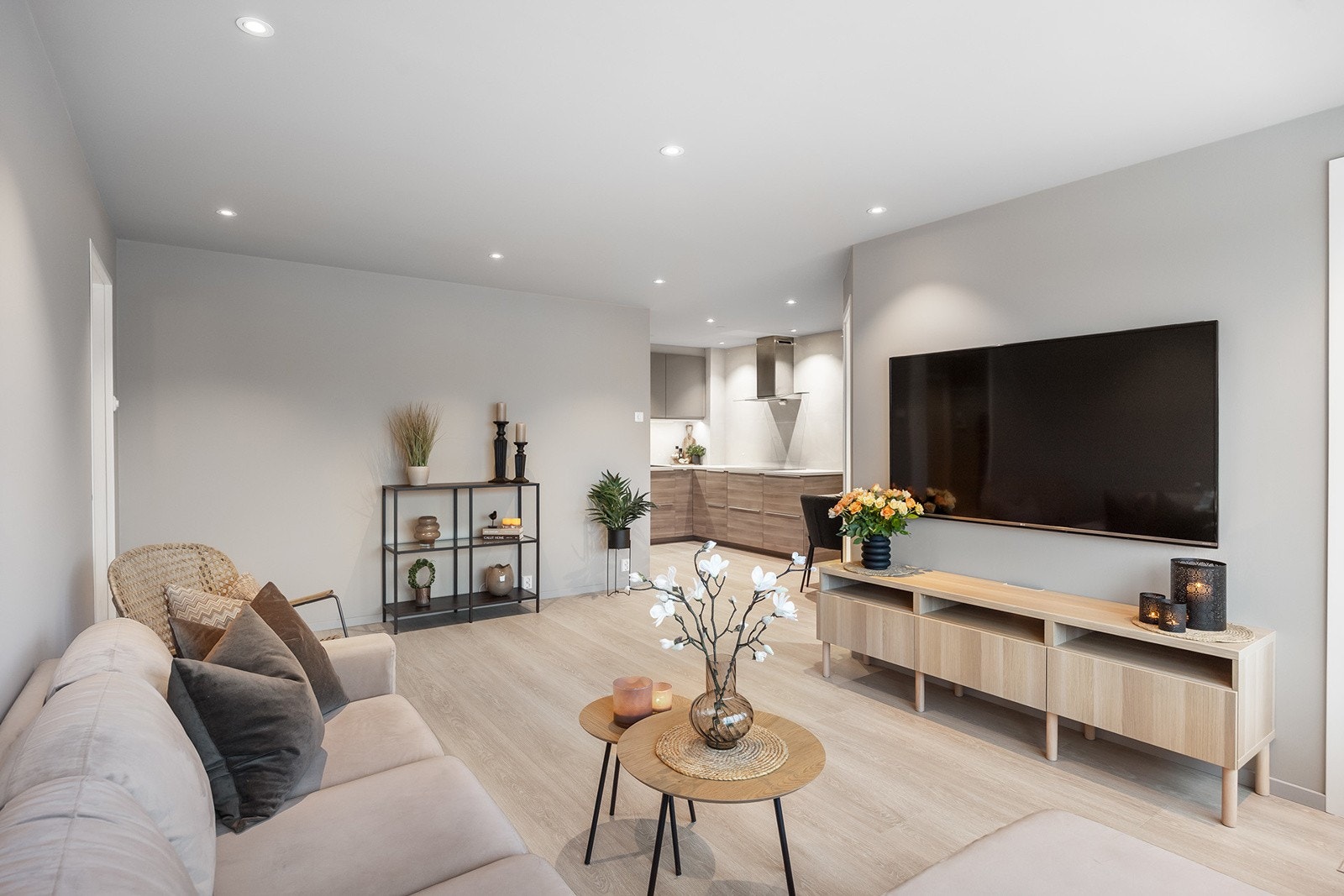 Effektiv planløsning med åpen stue- kjøkkenløsning. Galleribilde