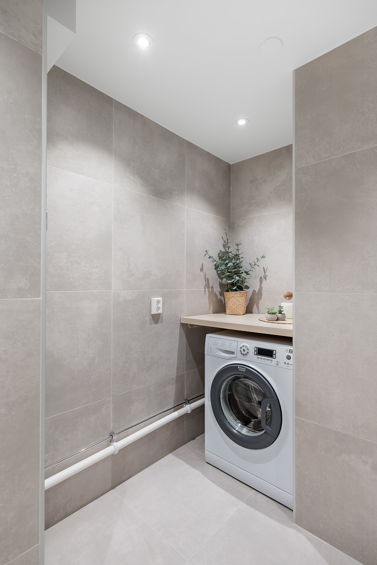 Badet har en praktisk løsning med opplegg til vaskemaskin Galleribilde