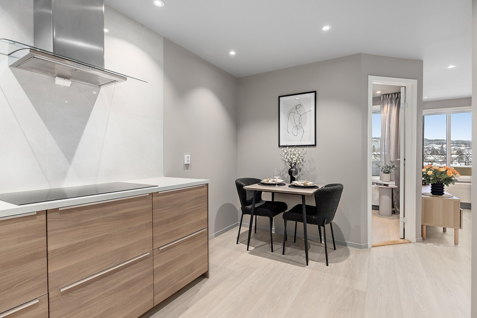 Kjøkkenet byr på en innbydende krok perfekt tilpasset en hyggelig spiseplass. Galleribilde