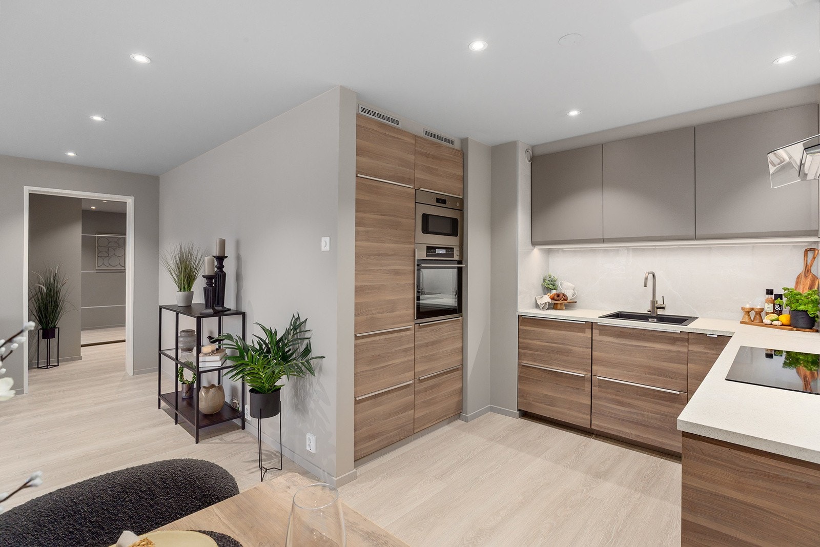 Rikelig med benkeplass og god oppbevaring. Galleribilde