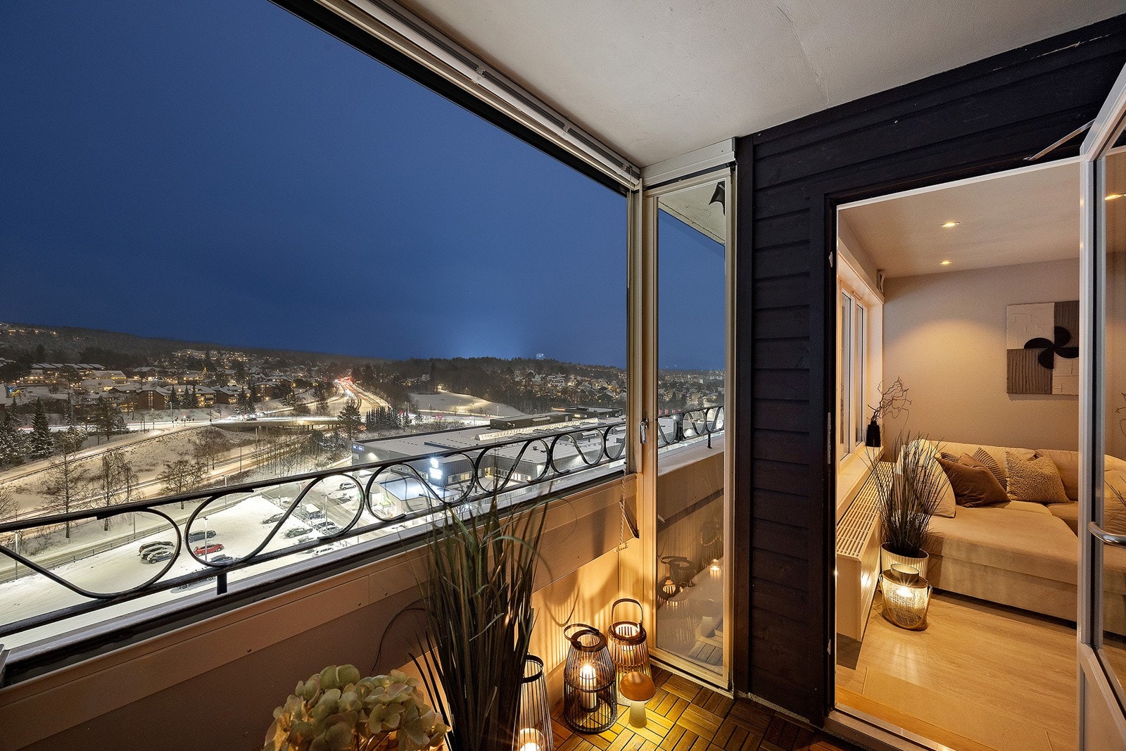 Fra stuen er det adkomst til sydøstvendt balkong på 4 kvm. Galleribilde