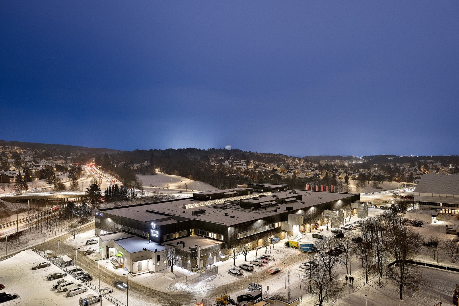 Tveita senter ligger rett i nærheten, og tilbyr et stort utvalg av butikker og tjenester. Galleribilde