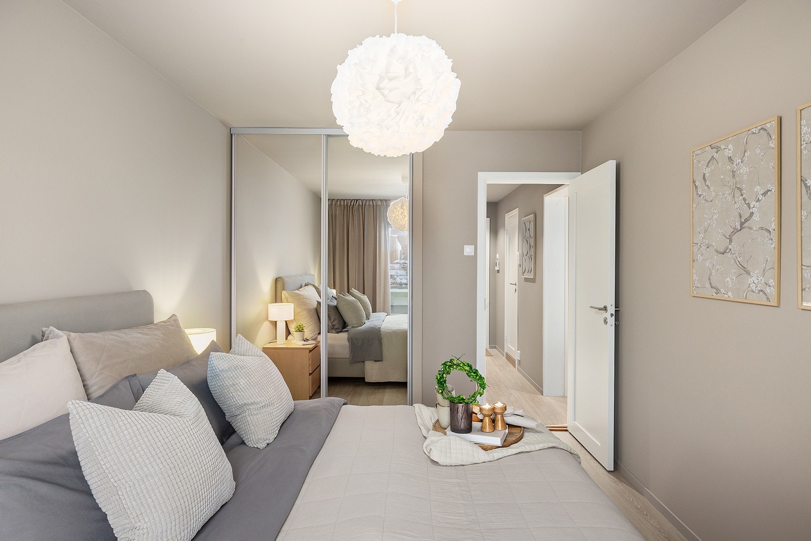 Hovedsoverommet byr også på god oppbevaringsplass med blant annet skyvedørsgarderobe. Galleribilde