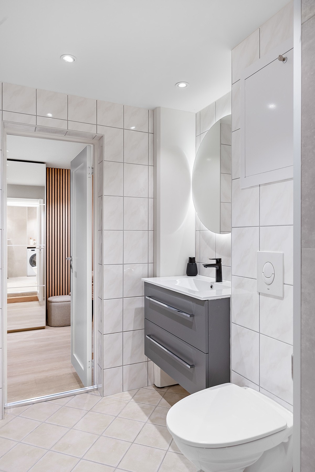 Veggmontert wc og servantinnredning med skuffer og speil m/belysning. Galleribilde