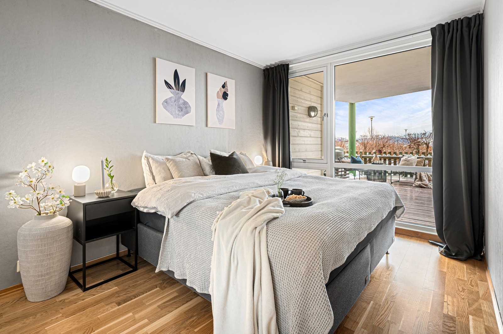 Soverommet er på 12,2m² og har godt med naturlig lys. God plass til dobbeltseng med tilhørende møblement. Galleribilde