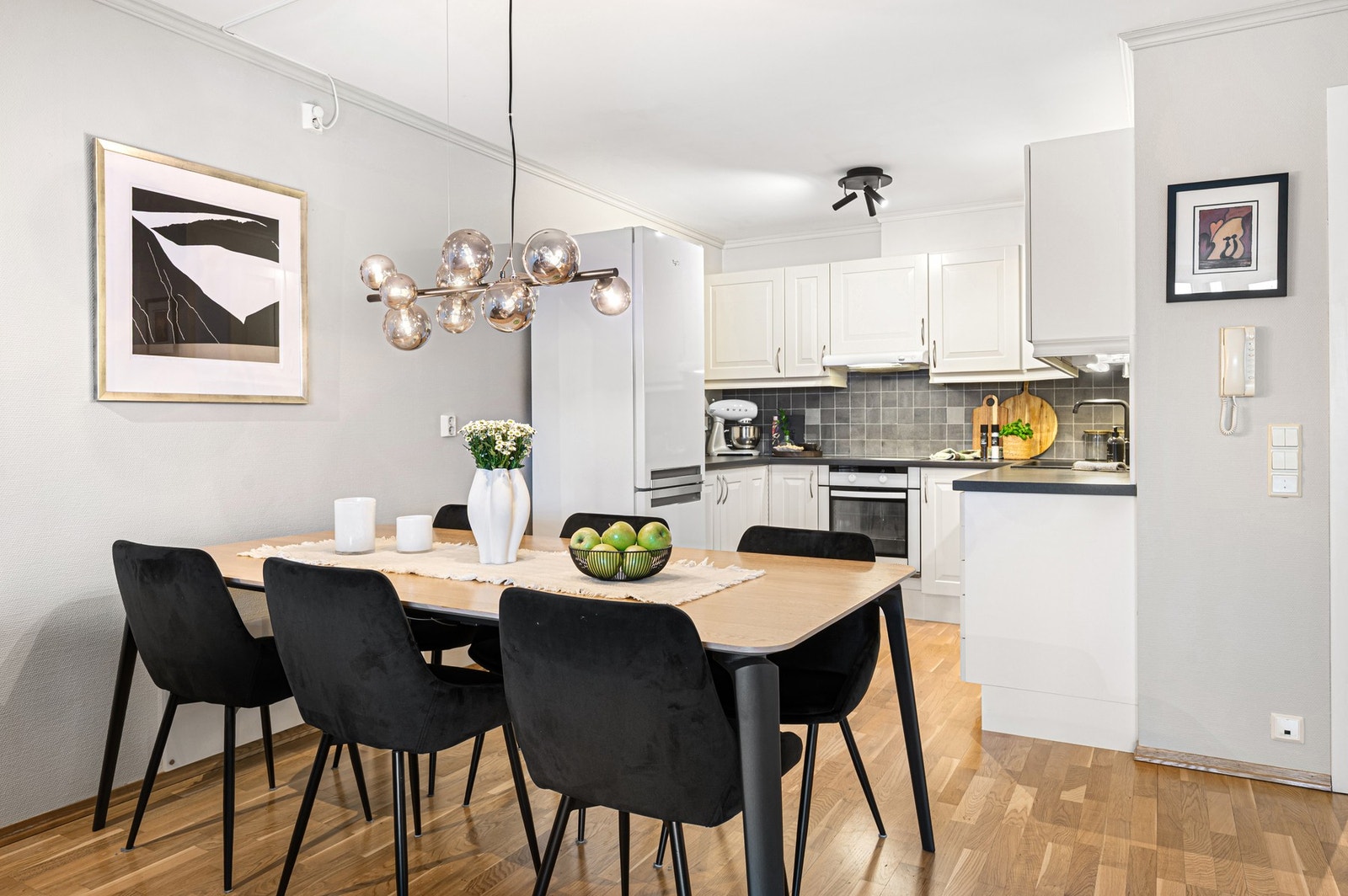 God plass til stort spisebord i overgangen mellom stue og kjøkken. Galleribilde