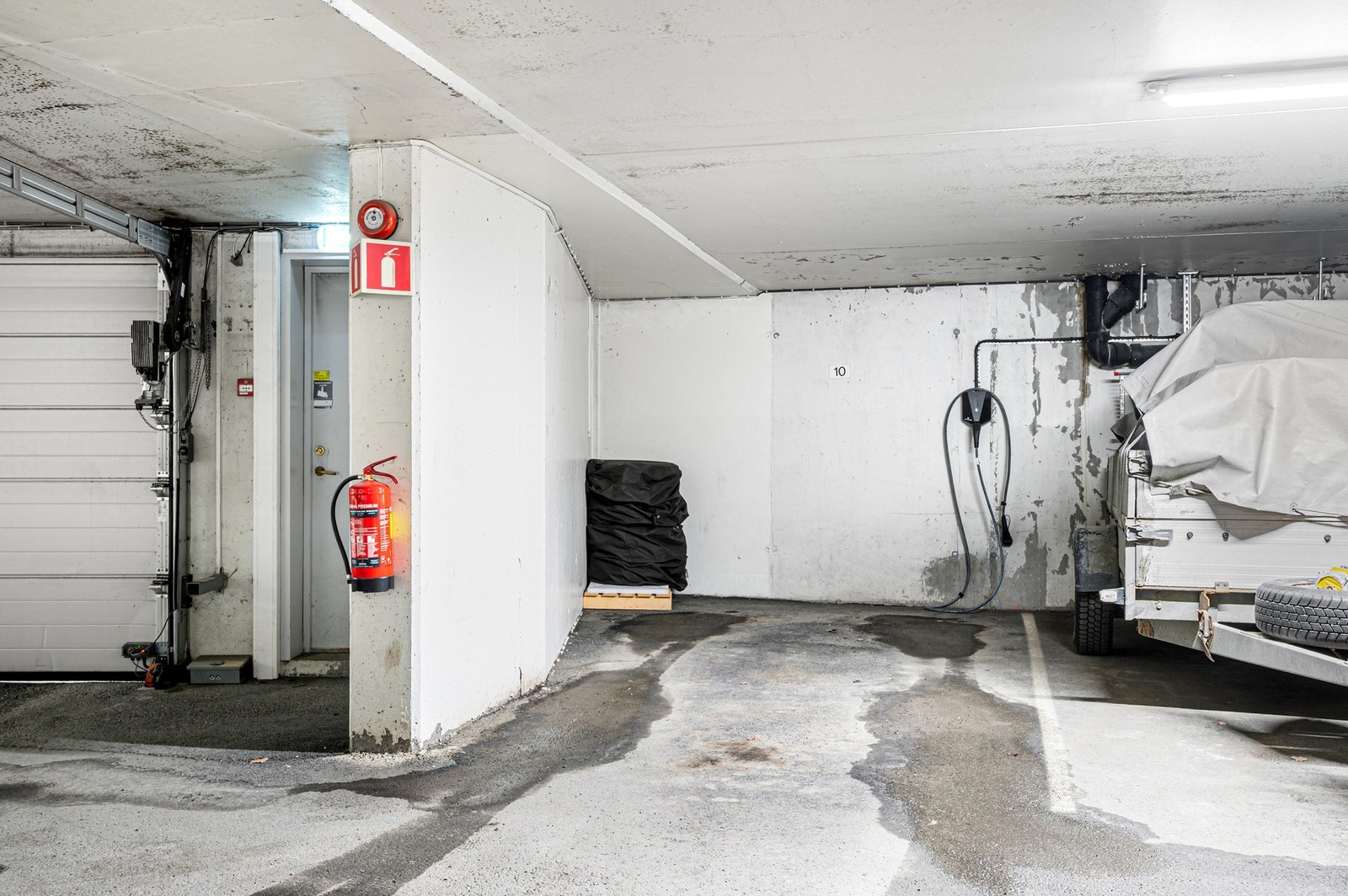 Leiligheten disponerer plass i felles oppvarmet garasjekjeller med elbil-lader. Galleribilde