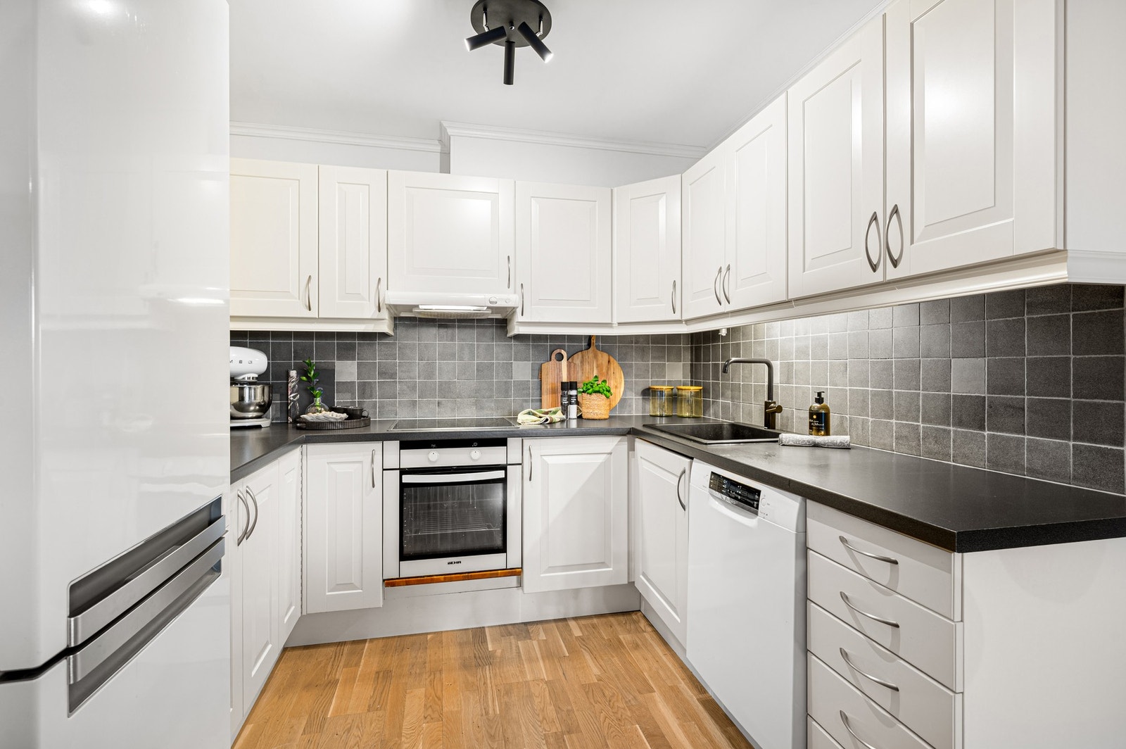 Lyst og pent kjøkken med rikelig av skap- og benkeplass. Galleribilde