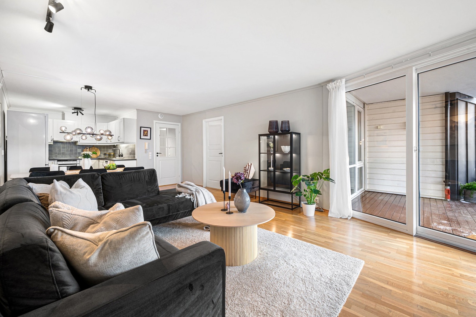 Store vindusflater gir rikelig med dagslys og og bidrar til en god atmosfære. Galleribilde