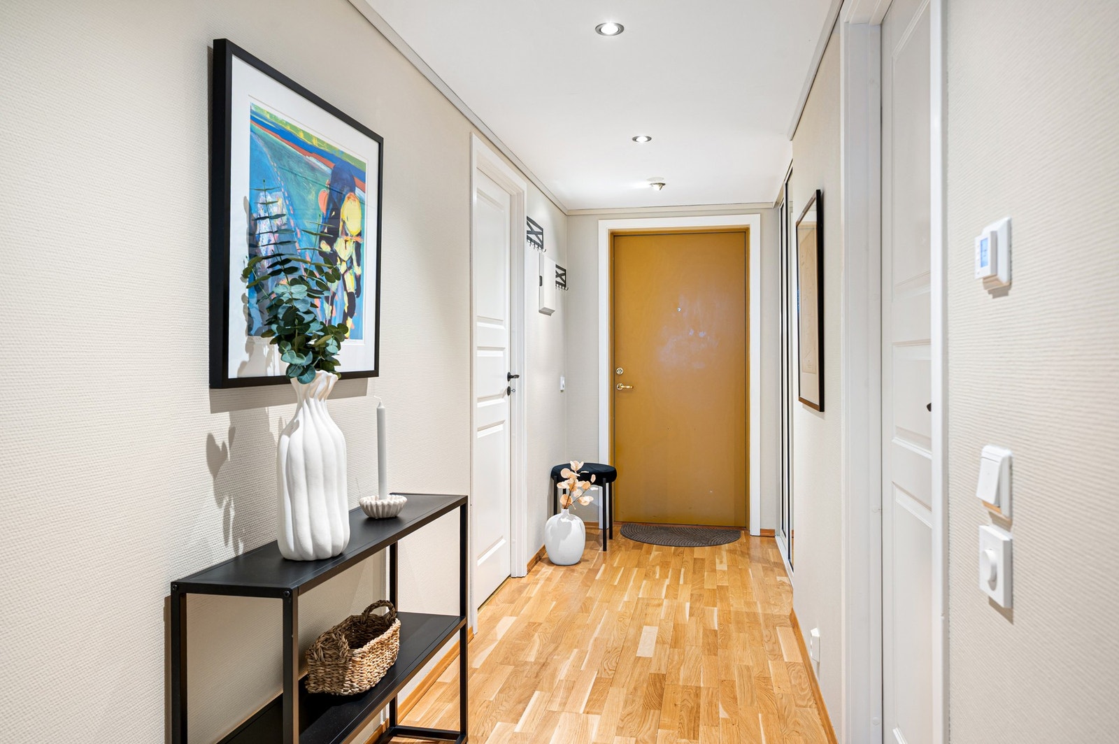 Lys og romslig entré/garderoberom på 11,2m² . Galleribilde