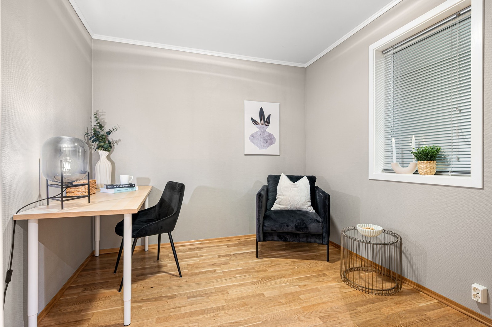 Rom på 7,1m² brukes i dag som kontor - Perfekt for deg med hjemmekontor eller om det trengs et gjesterom. Galleribilde