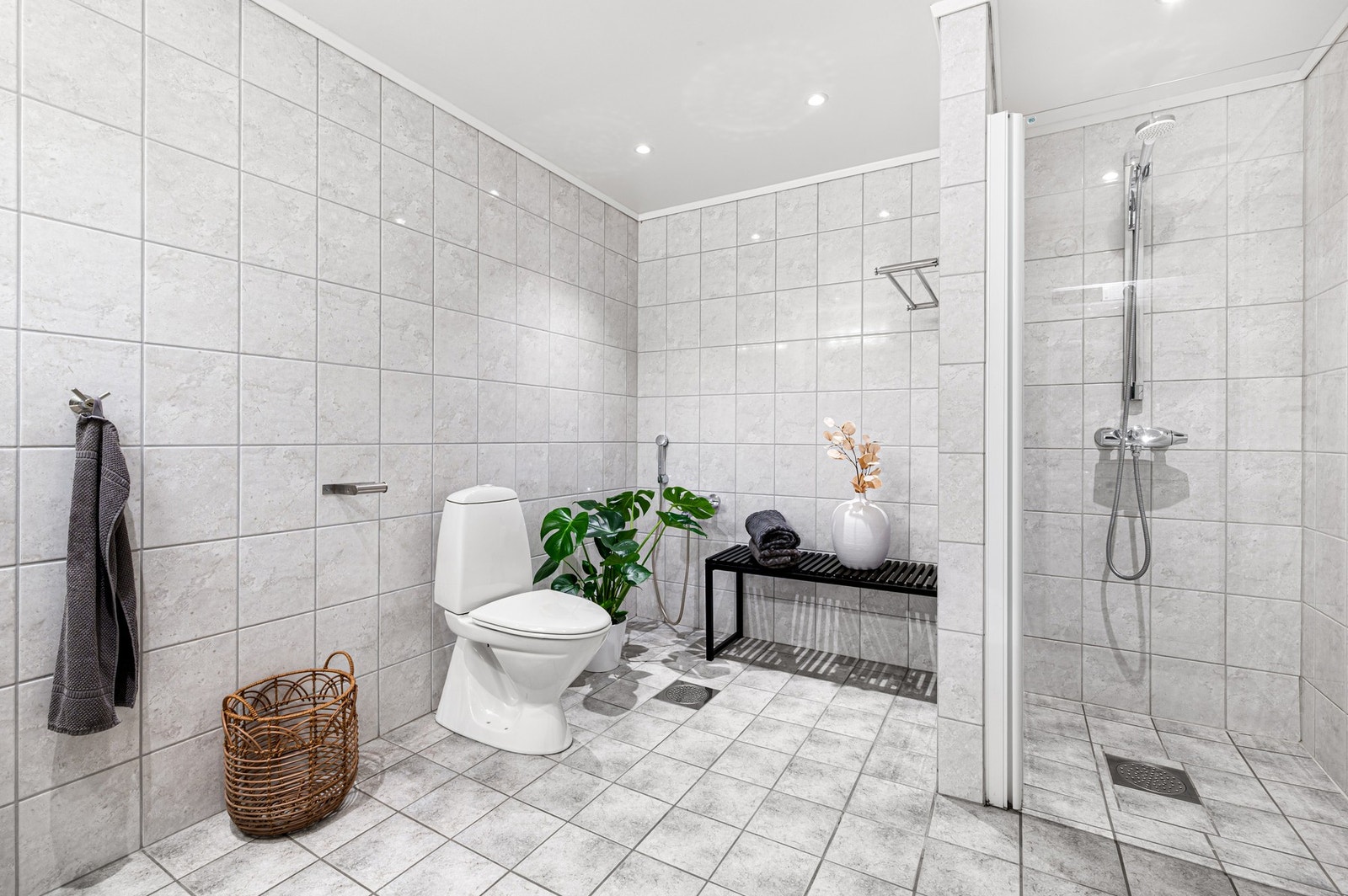 Badet er videre utstyrt med servant med underskap, dusjnisje og toalett. Her er det også lagt til rette for å sette inn badekar om ønskelig. Galleribilde