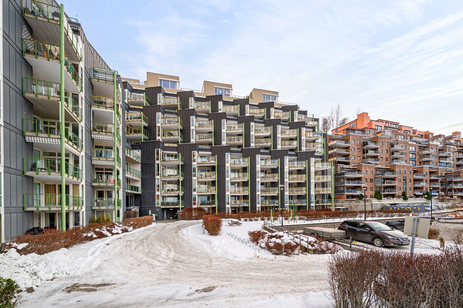 Rikelig med gjesteparkering utenfor inngangspartiet. Galleribilde