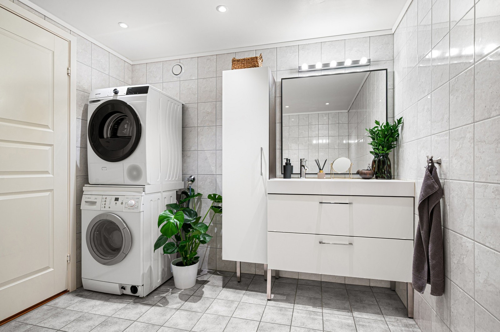 Opplegg for vaskemaskin, samt elektriske varmekabler for en behagelig gulvvarme. Galleribilde