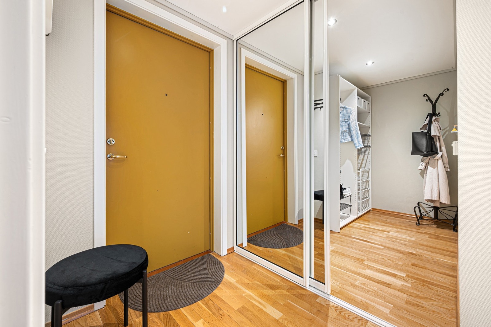 Perfekt for å holde entréen ryddig for klær og sko. Galleribilde