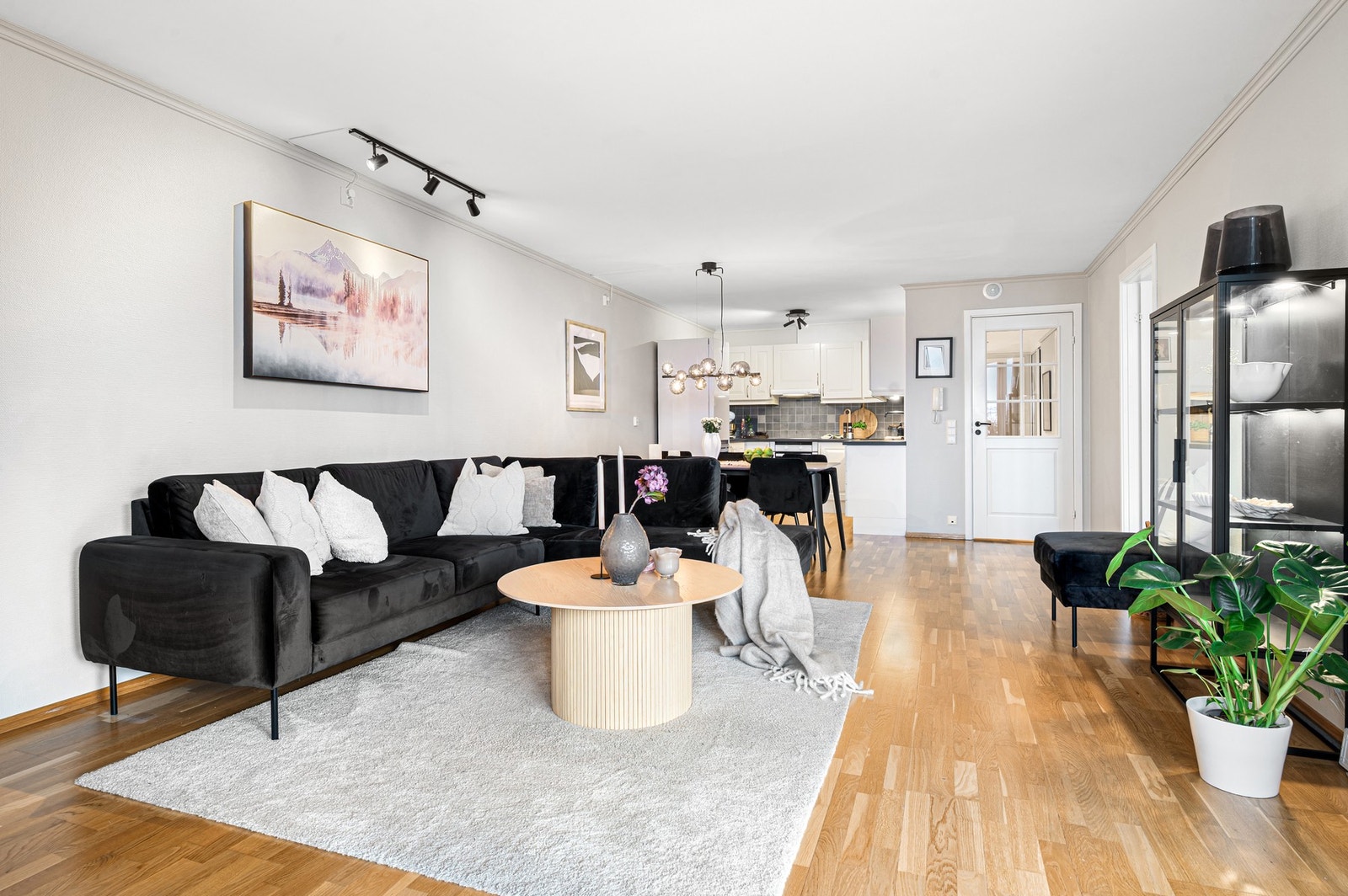 Åpen og funksjonell planløsning som skaper en sømløs overgang mellom stue og kjøkken. Galleribilde