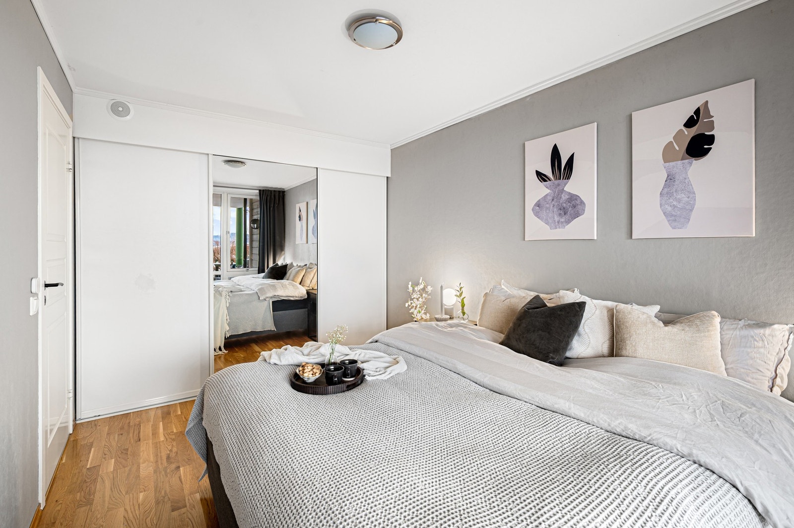 Soverommet er innredet med skyvedørsgarderobe. Galleribilde