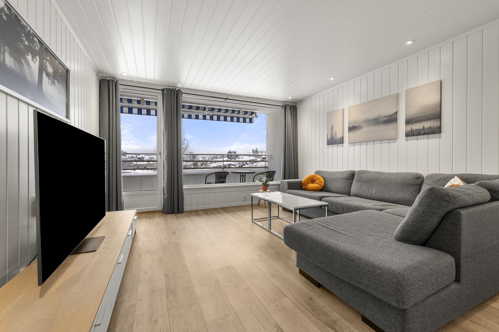 Rommet har god plass til en større sofagruppe og TV-seksjon. Galleribilde