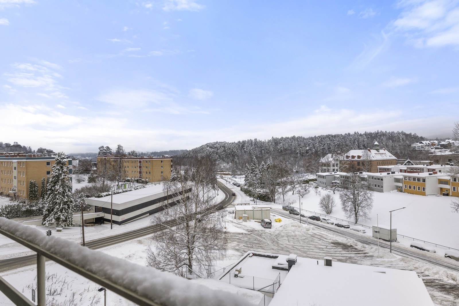 Fra leiligheten er det kort vei til flotte rekreasjonsområder som Østensjøvannet og Østmarka. Galleribilde