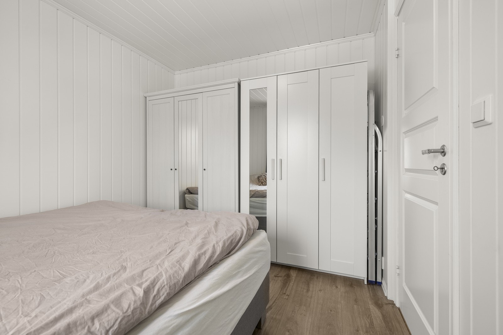 Hovedsoverommet har god plass til dobbeltseng og garderobeløsning. Galleribilde