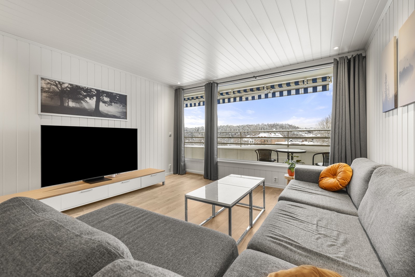 Balkongdør og vinduer fra 2005 med 2-lags energiglass. Galleribilde