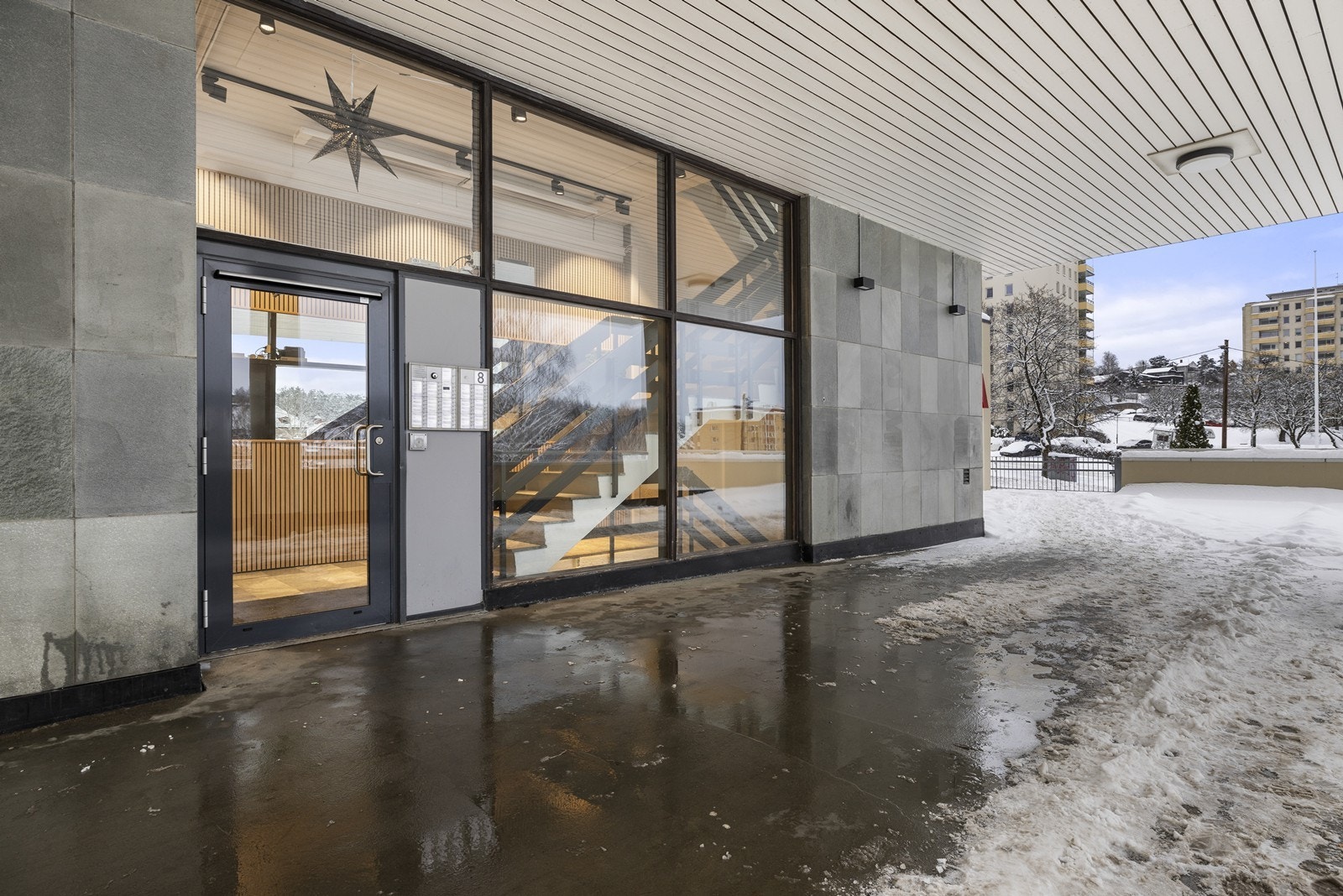 Bygget har et representativt og overbygget inngangsparti. Galleribilde