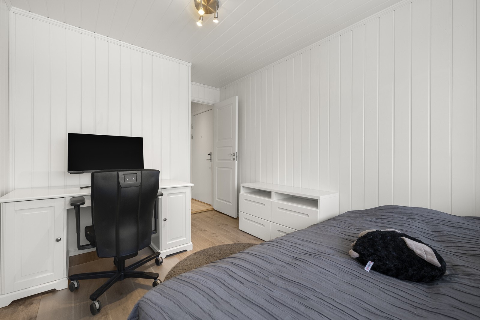 Begge soverommene har laminatgulv og malte MDF-panel på veggene. Galleribilde