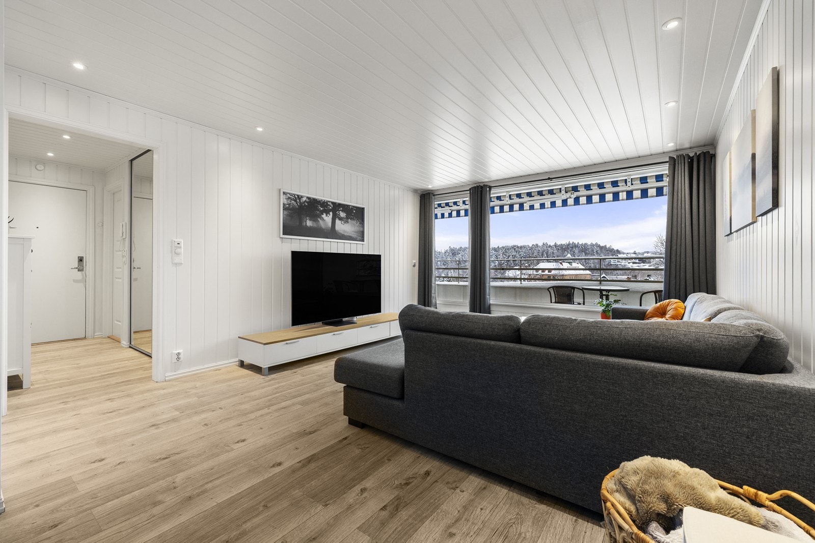 Leiligheten er en hjørneleilighet, noe som gir ekstra lysinnslipp og en åpen romfølelse. Galleribilde