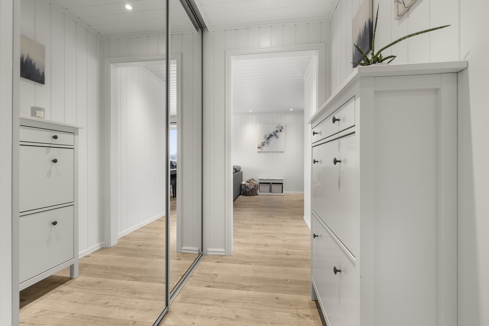 Fra entréen er det tilgang til alle rom, noe som gir en effektiv og god planløsning. Galleribilde