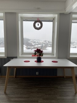 Borettslaget tilbyr et selskapslokale i 8. etasje som kan leies for private arrangementer. Galleribilde