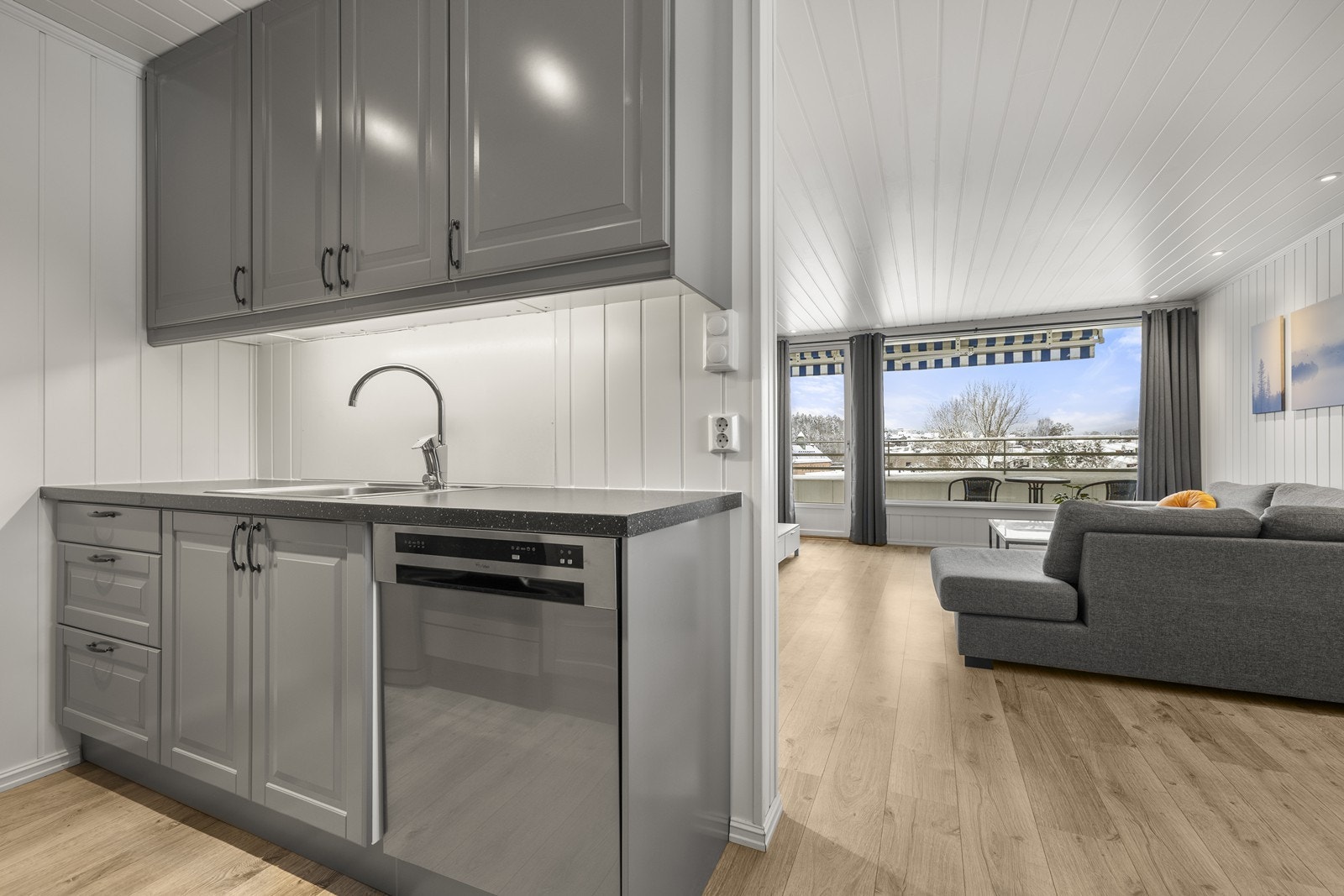 En 1 1/2 oppvaskkum i stål og ventilator med kullfilter er på plass. Galleribilde