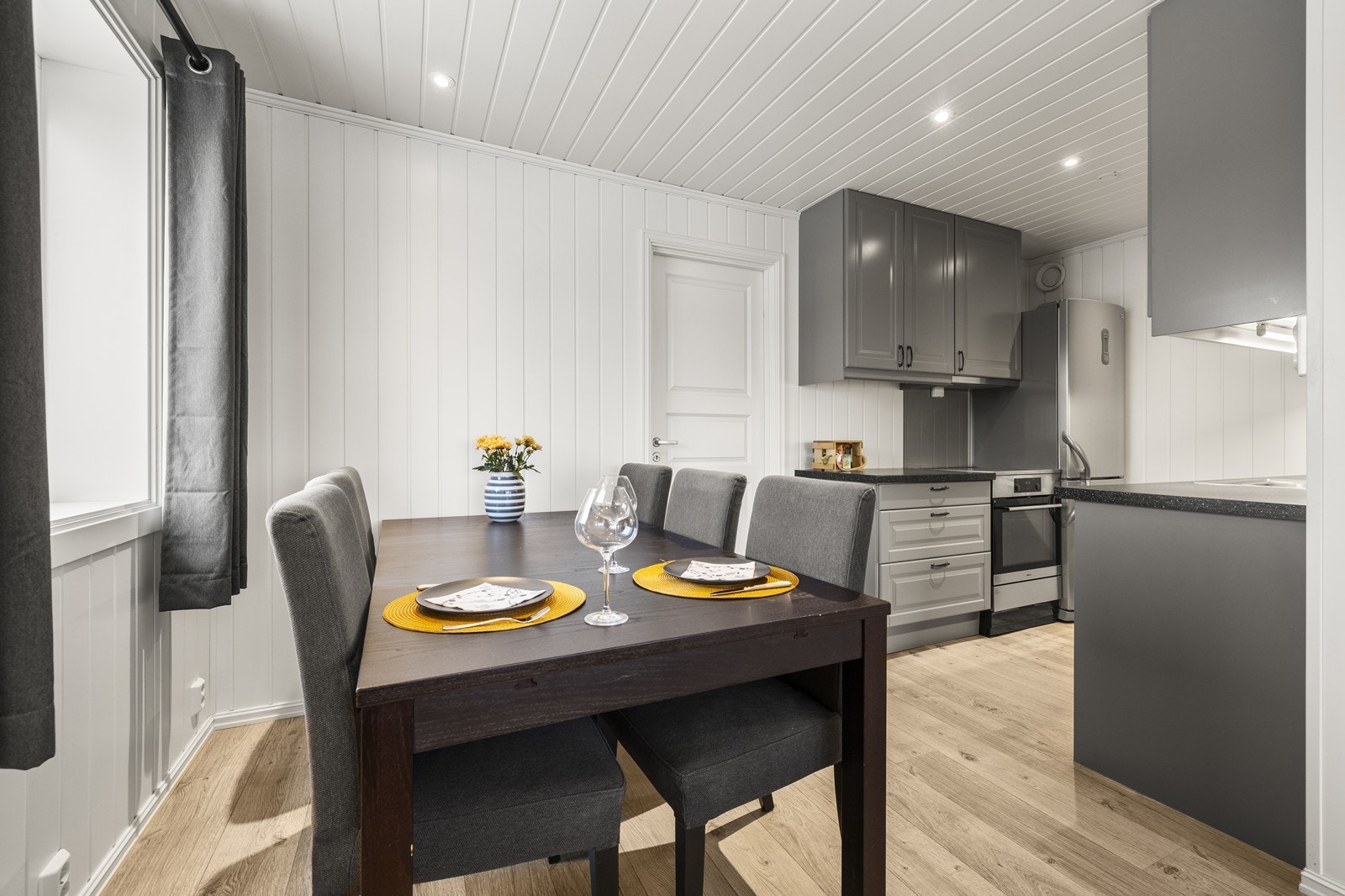 Kjøkkenet fra 2015 har en praktisk spiseplass og er et sosialt samlingspunkt i leiligheten. Galleribilde